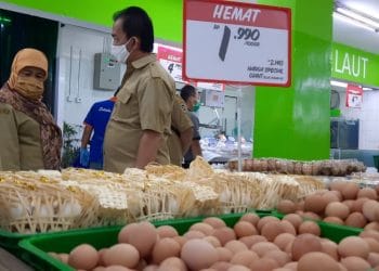Pastikan Stok Daging Aman di konsumsi Diskanak Purwakarta Sidak Pasar Swalayan