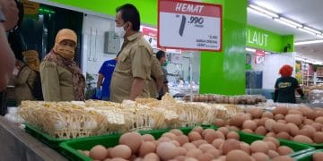Pastikan Stok Daging Aman di konsumsi Diskanak Purwakarta Sidak Pasar Swalayan
