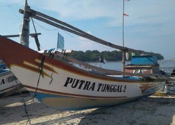 Sebuah Perahu Nelayan Terbalik Dihantam Gelombang, Satu Orang Dinyatakan Hilang