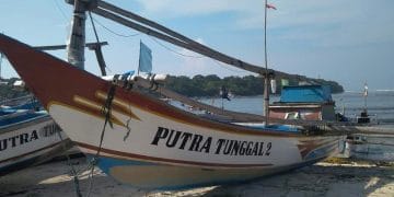 Sebuah Perahu Nelayan Terbalik Dihantam Gelombang, Satu Orang Dinyatakan Hilang