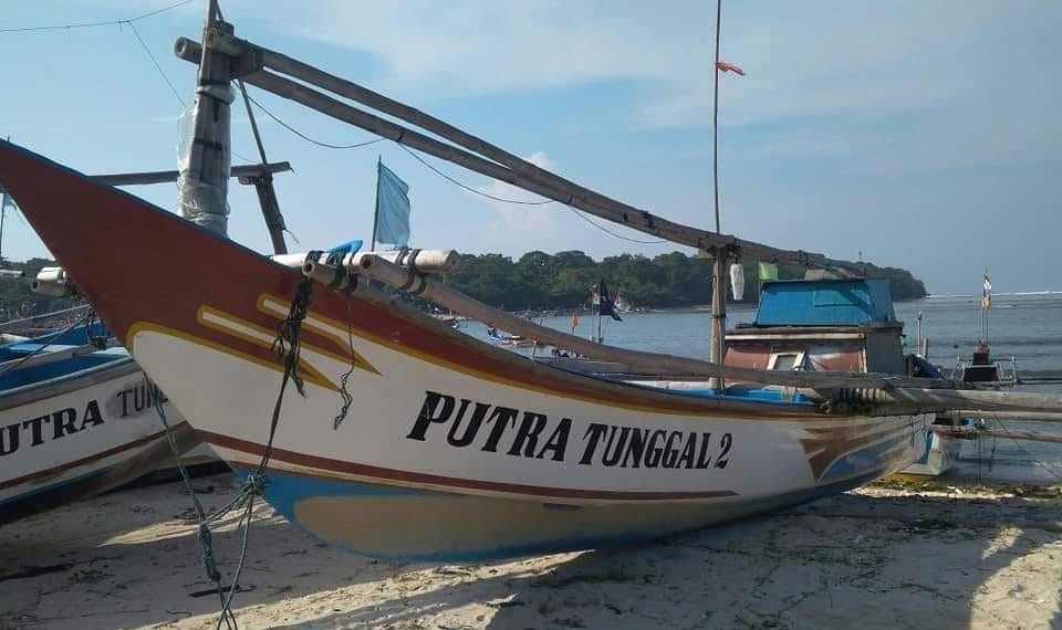 Sebuah Perahu Nelayan Terbalik Dihantam Gelombang, Satu Orang Dinyatakan Hilang