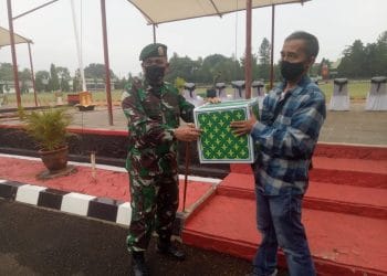 Resimen Armed 2/1 Kostrad Bagikan Sembako kepada Awak Media