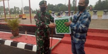 Resimen Armed 2/1 Kostrad Bagikan Sembako kepada Awak Media