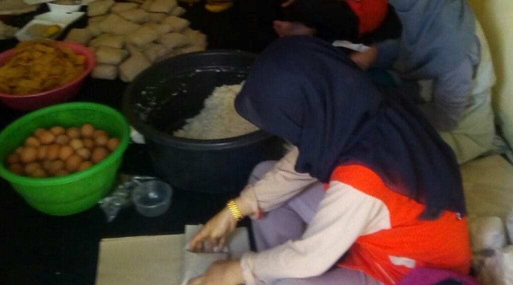 Desa Hegarmanah Bagikan 400 Nasi Bungkus