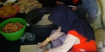 Desa Hegarmanah Bagikan 400 Nasi Bungkus