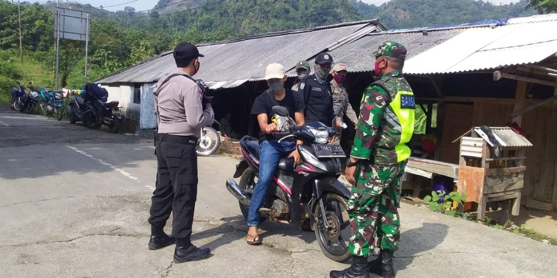 Personil Gabungan Siaga Di Pos Chek Point Perbatasan Purwakarta Karawang