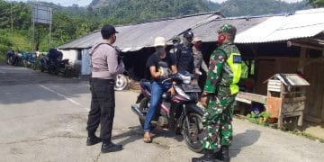 Personil Gabungan Siaga Di Pos Chek Point Perbatasan Purwakarta Karawang