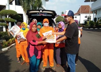 Jumat Berkah : PWI Karawang Bagikan Beras Kepada Emak-Emak Penyapu Jalan