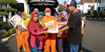 Jumat Berkah : PWI Karawang Bagikan Beras Kepada Emak-Emak Penyapu Jalan