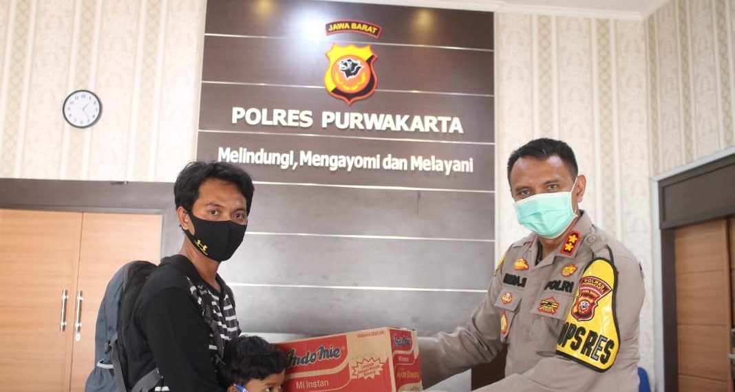 Kapolres Purwakarta Beri Bantuan Sembako, Pemulung Asal Karawang Terlunta Lunta