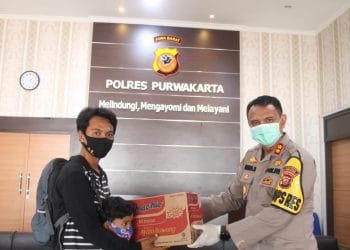 Kapolres Purwakarta Beri Bantuan Sembako, Pemulung Asal Karawang Terlunta Lunta