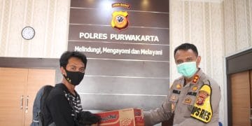 Kapolres Purwakarta Beri Bantuan Sembako, Pemulung Asal Karawang Terlunta Lunta