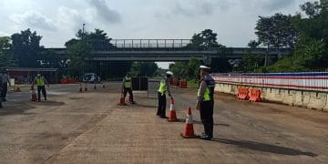 Antisipasi Arus Balik Lebaran Polres Purwakarta Lakukan  Penyekatan Di Ruas Tol