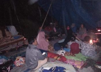 Warga Gelar Aksi Pasang Tenda Tidur Di Jalan Terkait Rumah Terdampak Proyek KIIC