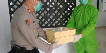 Polres Purwakarta Berikan Bantuan Berupa Tambahan Gizi Untuk Tenaga Medis