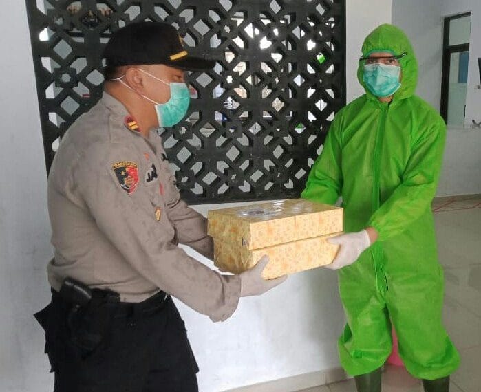 Polres Purwakarta Berikan Bantuan Berupa Tambahan Gizi Untuk Tenaga Medis
