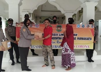 Menghadapi New Normal Di Tengah Pandemi Covid 19 Polres Purwakarta Bersihkan Lingkungan Tempat Ibadah