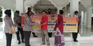 Menghadapi New Normal Di Tengah Pandemi Covid 19 Polres Purwakarta Bersihkan Lingkungan Tempat Ibadah