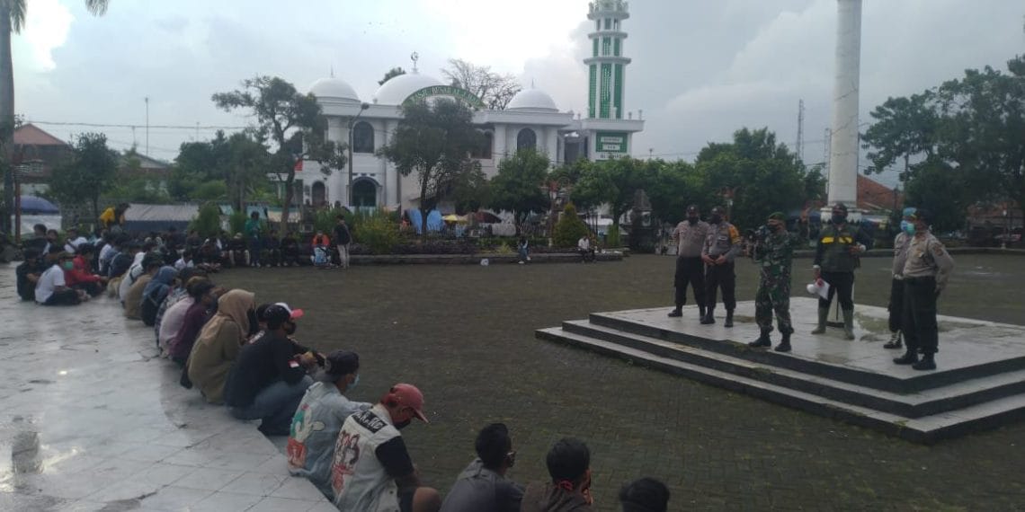 Polres Purwakarta Bubarkan Komunitas Motor