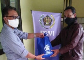 PWI Jabar Bantu Sembako Kepada Warga Terdampak Covid 19