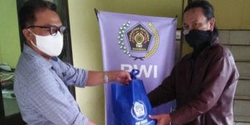 PWI Jabar Bantu Sembako Kepada Warga Terdampak Covid 19