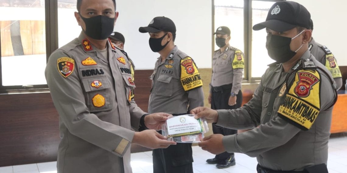 Bhayangkari Peduli Bagikan Masker Dan Suplemen Ke Seluruh Personel Polres Purwakarta