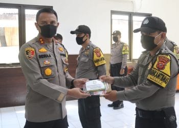 Bhayangkari Peduli Bagikan Masker Dan Suplemen Ke Seluruh Personel Polres Purwakarta