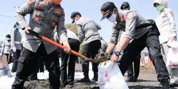 Menyambut HUT Bhayangkara ke -74 Polres Karawang Bantu Warga Terdampak Banjir Rob