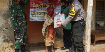 Jelang Hari Bhayangkara ke-74 Polsek Cibatu Gelar Baksos Bagikan Beras