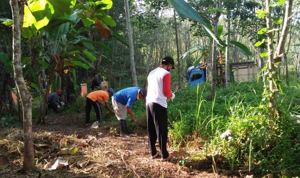 Pemdes Limus Nunggal Kecamatan Bantar Gadung Mengadakan Kerja Bakti Rutin