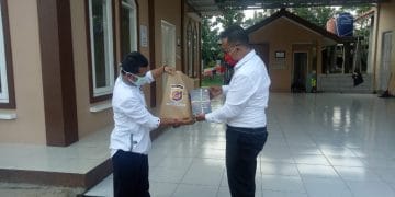 Satres Narkoba Polres Purwakarta Mewakafkan 230 Al Quran ke Berbagai Pesantren