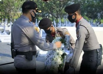 Sambut HUT Bhayangkara  Ke 74, Kapolres Karawang Tulis Buku Tamu Di Taman Makam Pahlawan