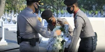 Sambut HUT Bhayangkara  Ke 74, Kapolres Karawang Tulis Buku Tamu Di Taman Makam Pahlawan