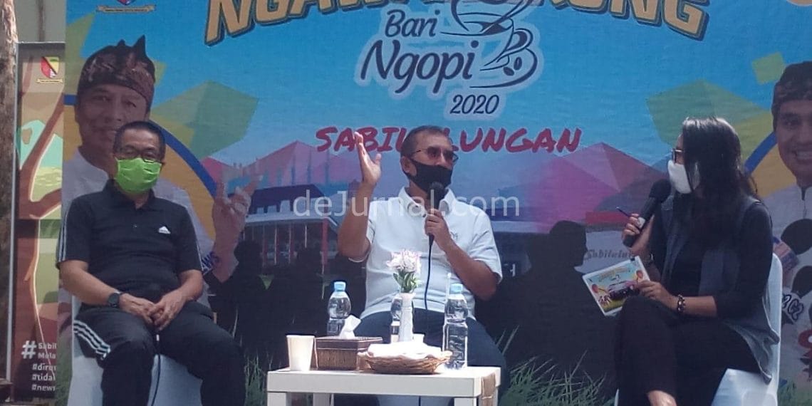 Kepala Dinas Pemuda dan Olahraga Kabupaten Bandung, Dr. Marlan Nirsyamsu (kiri), dan Asisten Ekonomi dan Kesejahteraan, Marlan, S.Ip (tengah) menjasi nara sumber acara Ngawangkong Bari Ngopi,di Taman Anak Komplek Pemda Bandung, Jum'at (16/10). Foto Sopandi.