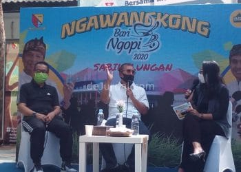 Kepala Dinas Pemuda dan Olahraga Kabupaten Bandung, Dr. Marlan Nirsyamsu (kiri), dan Asisten Ekonomi dan Kesejahteraan, Marlan, S.Ip (tengah) menjasi nara sumber acara Ngawangkong Bari Ngopi,di Taman Anak Komplek Pemda Bandung, Jum'at (16/10). Foto Sopandi.