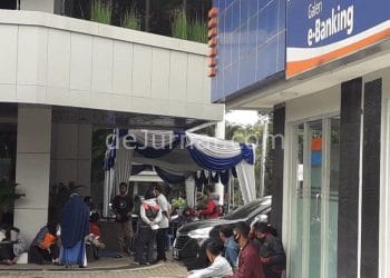 Para Pelaku UMKM yang mendapatkan dana BPUM memadati Bank BRI Cabang Cianjur.