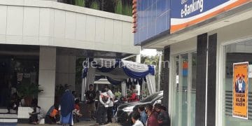 Para Pelaku UMKM yang mendapatkan dana BPUM memadati Bank BRI Cabang Cianjur.