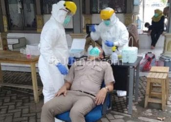 Salah seorang pegawai BPN Karawang sedang di swab test.