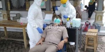 Salah seorang pegawai BPN Karawang sedang di swab test.