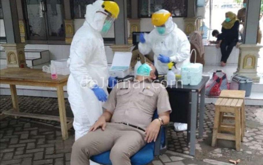 Salah seorang pegawai BPN Karawang sedang di swab test.