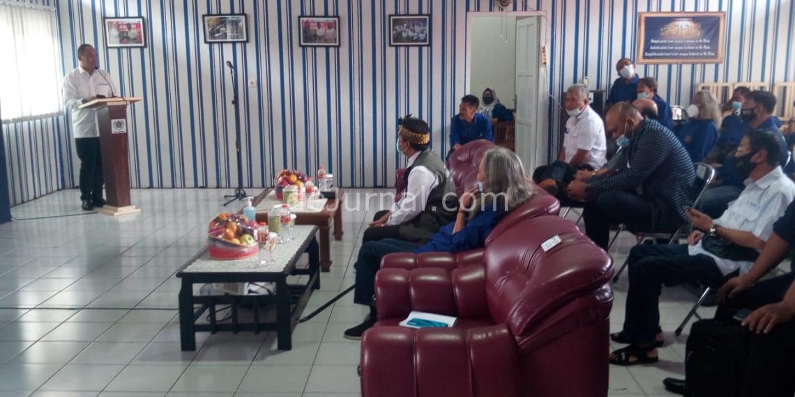 Ketua PWI Jabar Hilman Hidayat saat membuka Konferwil PWI Kabupaten Bandung di Sekretariat PWI Kabupaten Bandung Jalan Coloa Soreang, Selasa (24/11/2020).