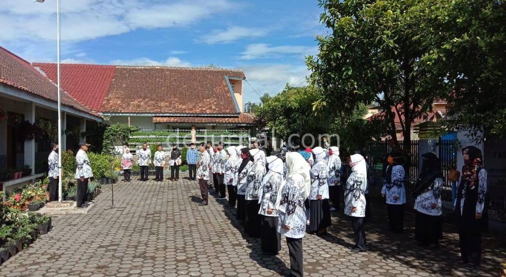 Sejumlah guru melaksanakan upacara Peringatan Hari Guru ke-75 tingkat Kecamatan Pasirjambu di SD Cisondari I, Rabu (25/11/2020).