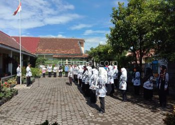 Sejumlah guru melaksanakan upacara Peringatan Hari Guru ke-75 tingkat Kecamatan Pasirjambu di SD Cisondari I, Rabu (25/11/2020).