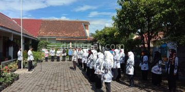 Sejumlah guru melaksanakan upacara Peringatan Hari Guru ke-75 tingkat Kecamatan Pasirjambu di SD Cisondari I, Rabu (25/11/2020).