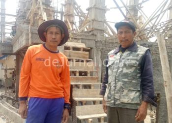 Ustad Jajang Yadi ( kiri)  saat berada di lokasi bangunan Masjid Jami Al. Ikhlas Kec. Kertasari Kab. Bandung.