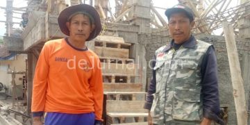Ustad Jajang Yadi ( kiri)  saat berada di lokasi bangunan Masjid Jami Al. Ikhlas Kec. Kertasari Kab. Bandung.