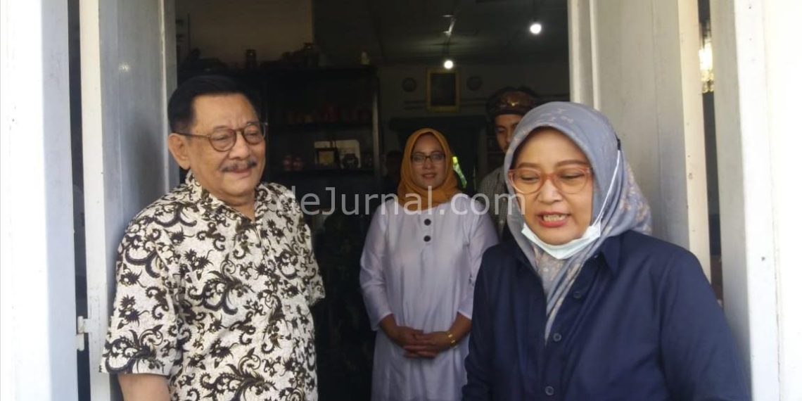 HR. Otong Toyibin dan Hj. Kurnia Agustina.