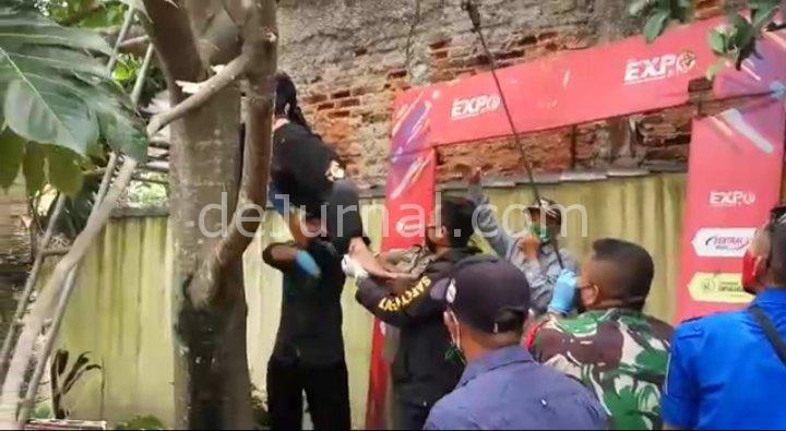 Petugas medis dan Damkar dibantu anggota TNI saat mengevakuasi korban tewas tersengat listrik.