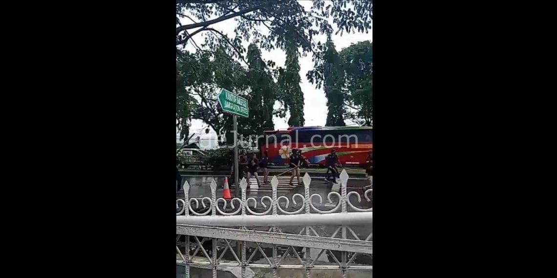 Salah satu cuplikan bentrok pemuda yang memakai sajam dan bambu, beredar di grup whatsapp, Minggu (1/11/2020). (Foto : Istimewa)