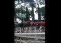 Salah satu cuplikan bentrok pemuda yang memakai sajam dan bambu, beredar di grup whatsapp, Minggu (1/11/2020). (Foto : Istimewa)